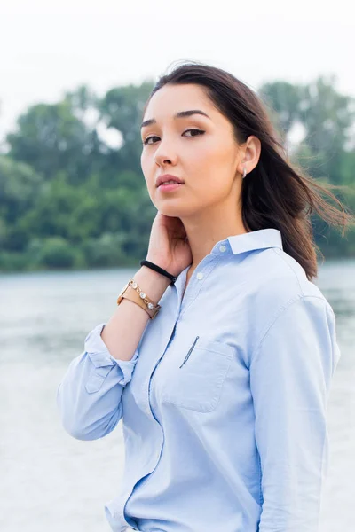 Primer Plano Retrato Atractiva Mujer Morena Sexy Camisa Azul Mirando —  Fotos de Stock