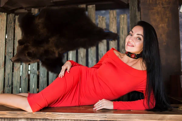 Retrato Mujer Morena Atractiva Vestido Rojo Chica Sonriendo Mirando Cámara —  Fotos de Stock