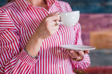 Bir fincan çay ya da kahve bir kız, bir kadın bir yandan closeup. İçecekler, kafeterya, yaşam tarzı kavramları