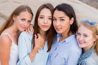 Dört kız kameraya birlikte arıyorsunuz en iyi. insanlar, yaşam tarzı, dostluk, meslek kavramı