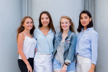 birlikte poz yaz giysileri kız öğrencilerin grup açık ve kamera bakıyor