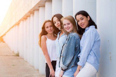 birlikte poz yaz giysileri kız öğrencilerin grup açık ve kamera bakıyor