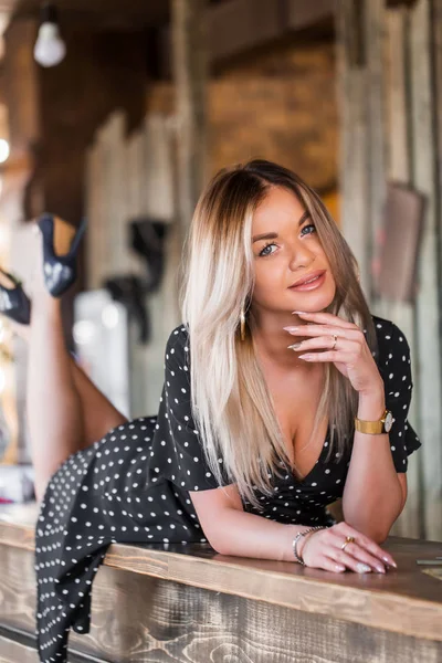 Primo Piano Ritratto Una Bella Donna Bionda Carina Sdraiata Rack — Foto Stock