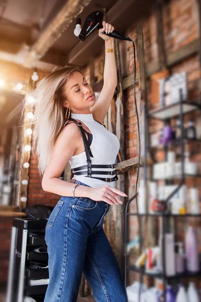 Belle Fille Avec Sèche Cheveux Dans Salon Beauté Coiffeur Concept — Photo