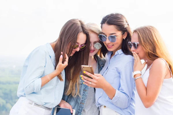 Gebruik Van Smartphones Internet Toepassingen Berichten Een Groep Van Mooie — Stockfoto