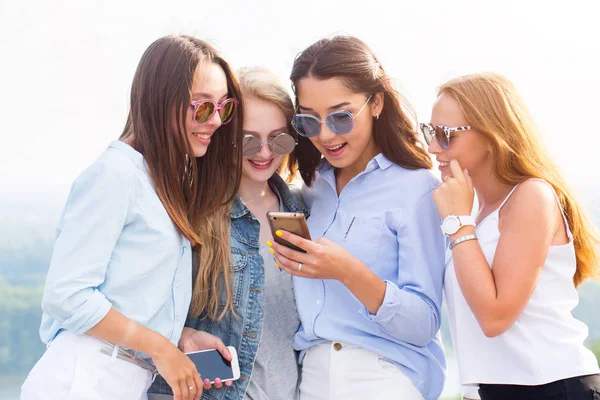 Cuatro Hermosas Mujeres Utilizan Teléfono Inteligente Morena Muestra Sus Amigas —  Fotos de Stock