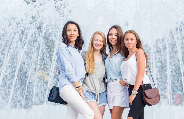 Portrait Quatre Belles Femmes Près Fontaine Ville Filles Heureuses Ont — Photo