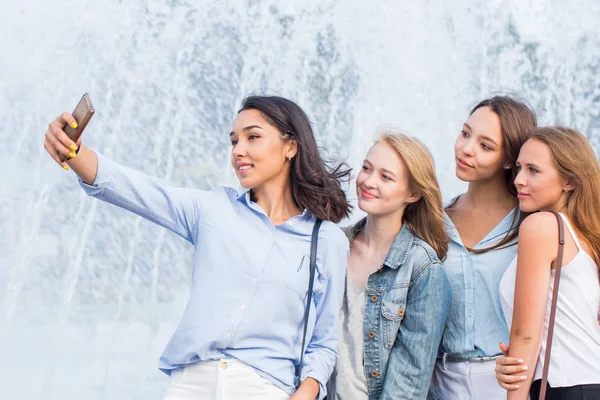 学生の若い魅力的な女性のグループは Selfie 公園内の美しい噴水の背景 — ストック写真
