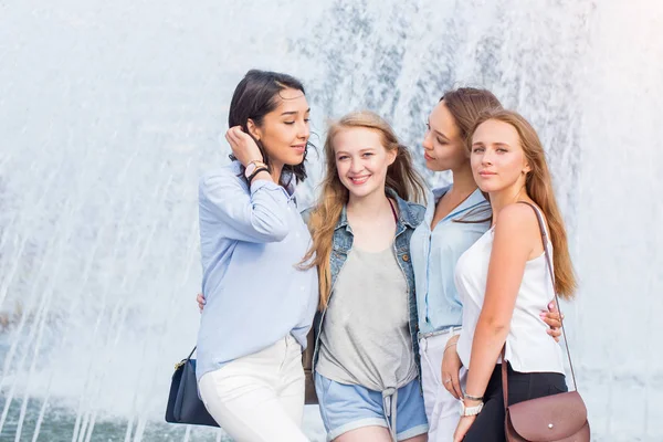 Young Pretty Cheerful Girls Talking Fountain City Hot Day — Stock Photo, Image