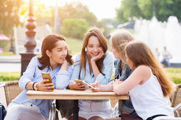 Egy Csoport Fiatal Lányok Diák Asztalnál Parkban Megvitatni Valami Gazdaság — Stock Fotó