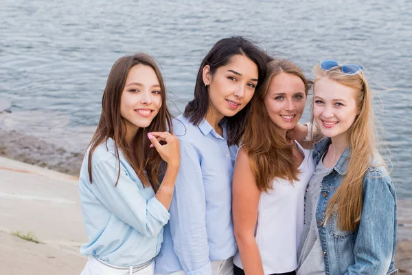 Група Студентів Жінок Літньому Одязі Позує Разом Відкритому Повітрі Дивиться — стокове фото
