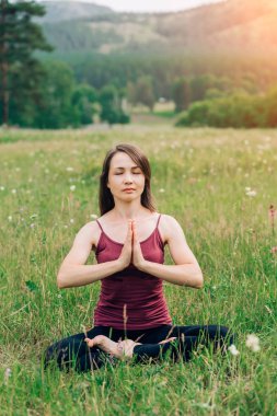 Doğanın arka planda bir yoga konumda güzel bir genç kadın portresi yaşam tarzı