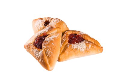 tatlı doldurma içinde çilek, kuş üzümü, yakın çekim, beyaz arka plan ile üçgen kek pişmiş, izole