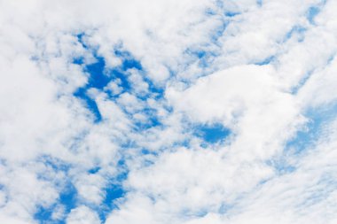 Güzel beyaz bulutlar mavi gökyüzü, closeup arka plan üzerinde