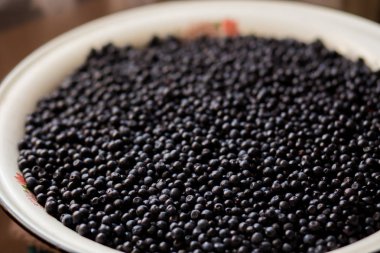 Çok büyük bir kase içinde taze yaban mersini. Sağlık, vitaminler, antioksidanlar kavramları