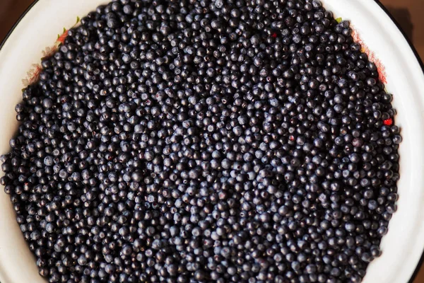 Blick Von Oben Auf Einen Haufen Blaubeeren Einer Großen Schüssel — Stockfoto