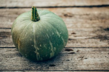 Yeşil kabak, havai görünümü, closeup gri ahşap arka plan