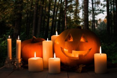 Cadılar Bayramı, gece, Turuncu kabak lamba Jack masada, mumlar, korkunç orman