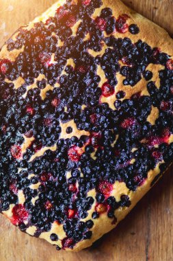 Ahşap bir gemide tüm berry pie kapatın. Üstten görünüm. Çilek, ahududu ve yaban mersini