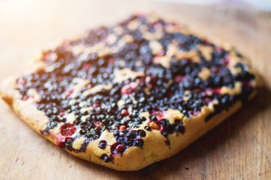 Lezzetli taze sıcak kek çilek ve böğürtlen masaya yakın çekim