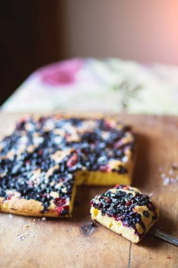 Yaban mersini ve çilek lezzetli ev yapımı pasta. Pişirme, gıda kavramlar