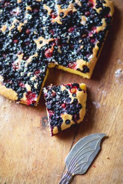 Yakın çekim pasta ve yaban mersini ve ahşap arka plan üzerinde çilek berry meyveli kek bir dilim