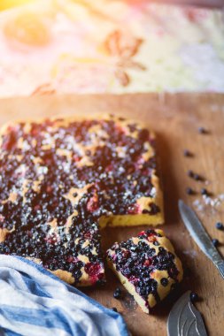 Berry kek, krepteki masanın üzerine çilek ile.