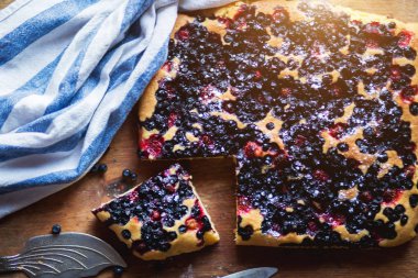 Üstten görünüm berry lezzetli pasta yaban mersini ve çilek. . Pişirme, gıda kavramlar
