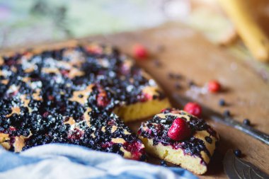 Yaban mersini ve masanın üzerine çilek lezzetli tatlı berry pie. Ev yapımı kek