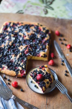 Berry pie ahşap arka plan, üstten görünüm üzerinde çeşitli. Kahvaltı için lezzetli bir tatlı.