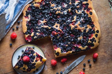 Çilek ve blueberrie düz yatıyordu pasta vintage ahşap tablo.