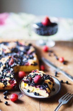 Lezzetli Breakfast, ev yapımı kekler, yaz konsepti. Berry blueberry pasta ahşap arka plan üzerinde çilek ile