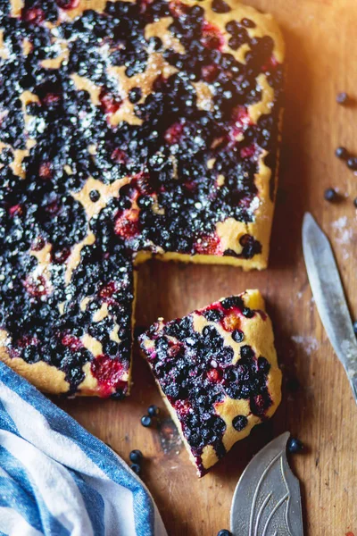 Berry lezzetli pasta yaban mersini ve çilek, closeup Gıda Fotoğraflar