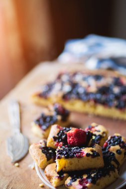 Çilek ve blueberrie ahşap arka plan üzerinde çeşitli berry pie ile parçaları. Pişirme, gıda kavramlar