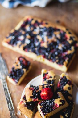 Taze meyve berry pie böğürtlen ve çilek ile. Fırın, fırın, el yapımı kavramları