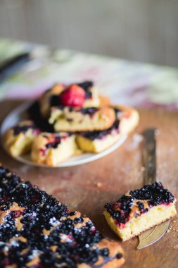 Ev yapımı berry sofra masadaki pasta ve vintage. Pişirme, gıda kavramlar. Seçici odak