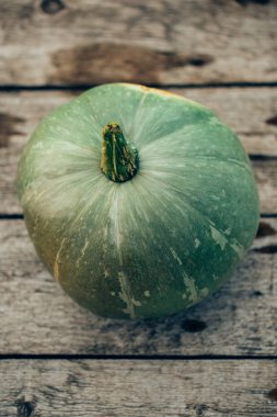 Görünümü büyük yeşil kabak vintage ahşap arka plan üzerinde en çok, yakın çekim