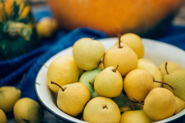 Güzel taze armut sonbaharda hasat arka plan üzerinde Kapat