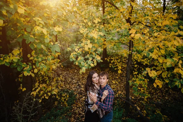 Belo Casal Jovem Floresta Lado Árvores Com Folhas Amareladas Outono — Fotografia de Stock