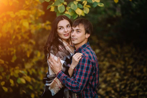 秋の森の美しい若いカップルの横の肖像 — ストック写真