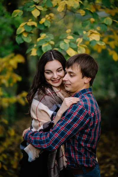 Gros Plan Homme Avec Femme Qui Rit Étreint Dans Forêt — Photo