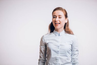 Genç kadın birkaç ifadeler ve göz kırpmalar. beyaz arka plan üzerinde izole, gösterilen.