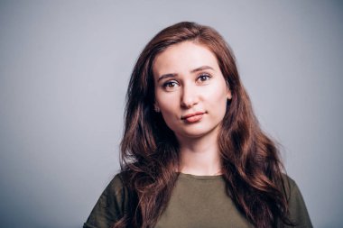 Gri arka plan üzerinde güzel esmer kadın portresi yatay yakından. öğrenci kız. Mutlu ifade