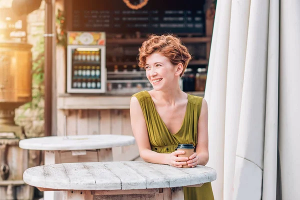 Hermosa Mujer Sonriente Bebiendo Café Café Retrato Mujer Una Cafetería —  Fotos de Stock