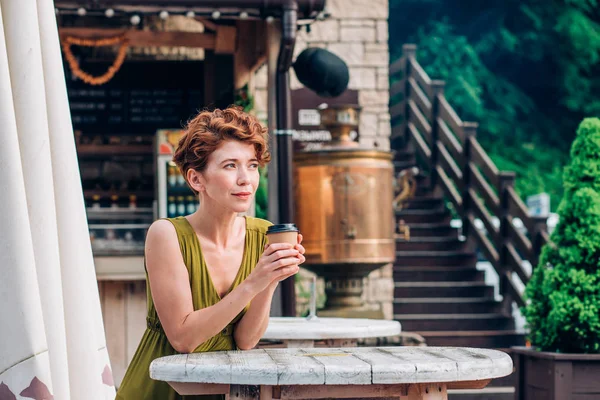 Una Hermosa Pelirroja Con Vestido Verde Para Sostiene Café Sus —  Fotos de Stock