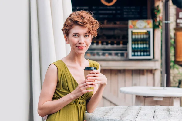 Una Hermosa Pelirroja Con Vestido Sosteniendo Una Taza Café Mirando —  Fotos de Stock