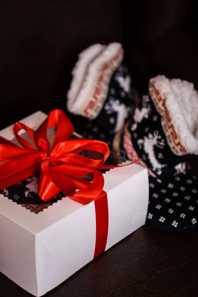 Regalos Navidad Con Lazo Rojo Iluminaciones Navideñas Sobre Fondo Negro —  Fotos de Stock