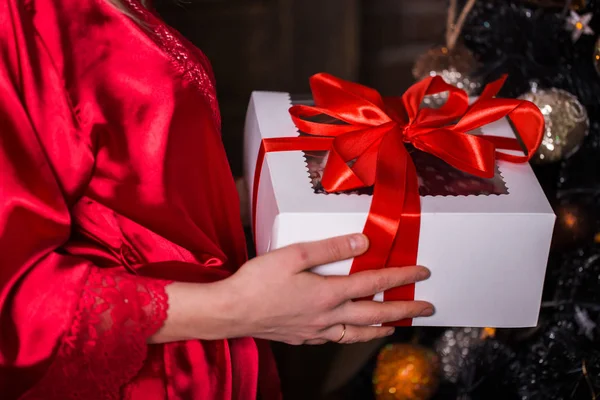 Regalos Navidad Chica Vestido Rojo Sostiene Mano Cartón Primer Plano —  Fotos de Stock