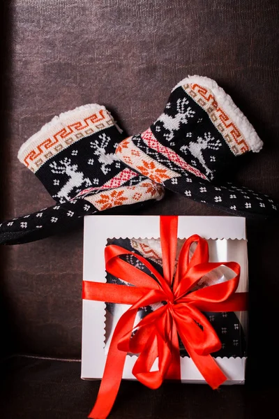 Regalos Navidad Zapatillas Sobre Fondo Negro —  Fotos de Stock
