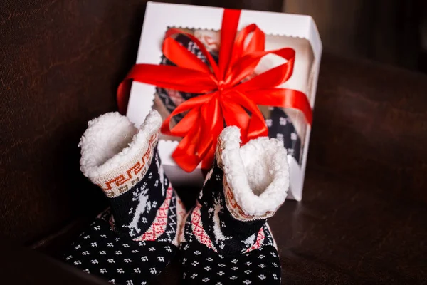 Regalos Navidad Zapatillas Sobre Fondo Negro —  Fotos de Stock